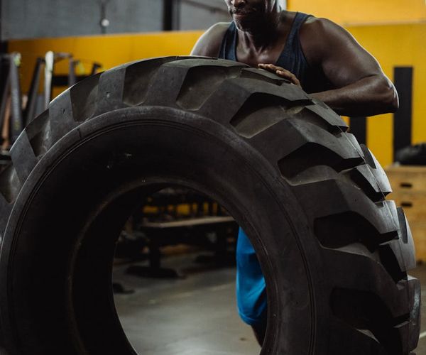 Зосереджений чоловік під час інтенсивного фізичного тренування.